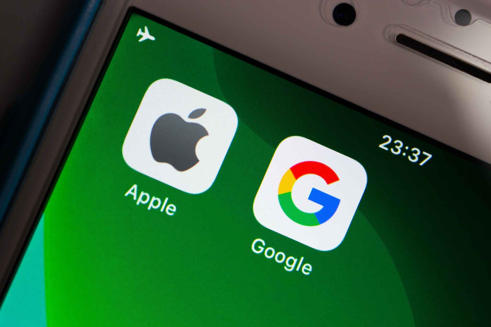 “Apple and Google app icons on smartphone screen, symbolizing App Store court ruling on external payments, developer fees, and platform policies.